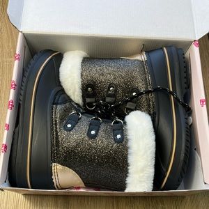 Juicy couture snow boots Sz 6M (big girl)